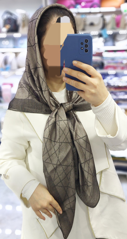 روسری دخترانه جنس ژاکارد شاین دار طرح Dior قواره ۱۱۰