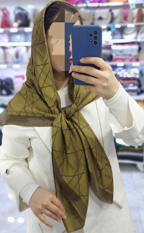 روسری دخترانه جنس ژاکارد شاین دار طرح Dior قواره ۱۱۰