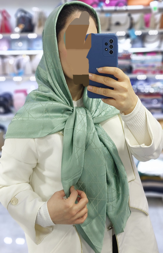 روسری دخترانه جنس ژاکارد شاین دار طرح Dior قواره ۱۱۰