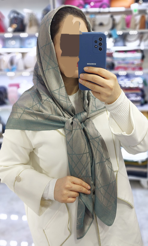 روسری دخترانه جنس ژاکارد شاین دار طرح Dior قواره ۱۱۰
