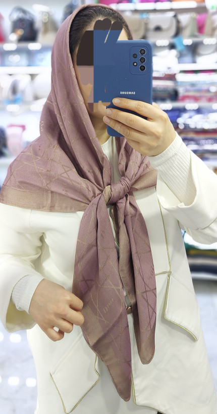 روسری دخترانه جنس ژاکارد شاین دار طرح Dior قواره ۱۱۰