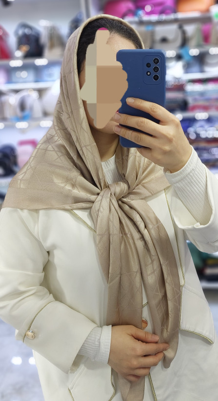 روسری دخترانه جنس ژاکارد شاین دار طرح Dior قواره ۱۱۰