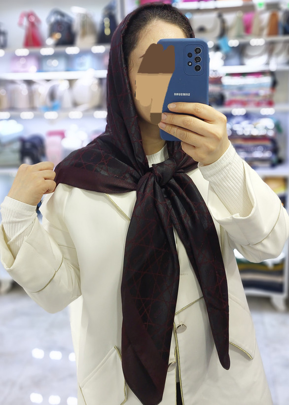 روسری دخترانه جنس ژاکارد شاین دار طرح Dior قواره ۱۱۰