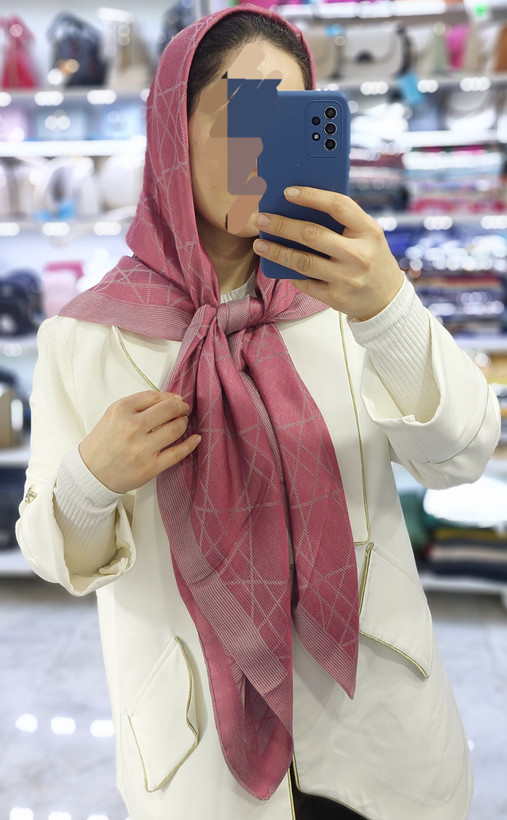 روسری دخترانه جنس ژاکارد شاین دار طرح Dior قواره ۱۱۰