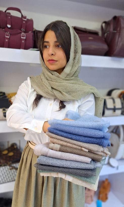 شال تمامتور طرح تارعنکبوتی دورگان حریر دوزی